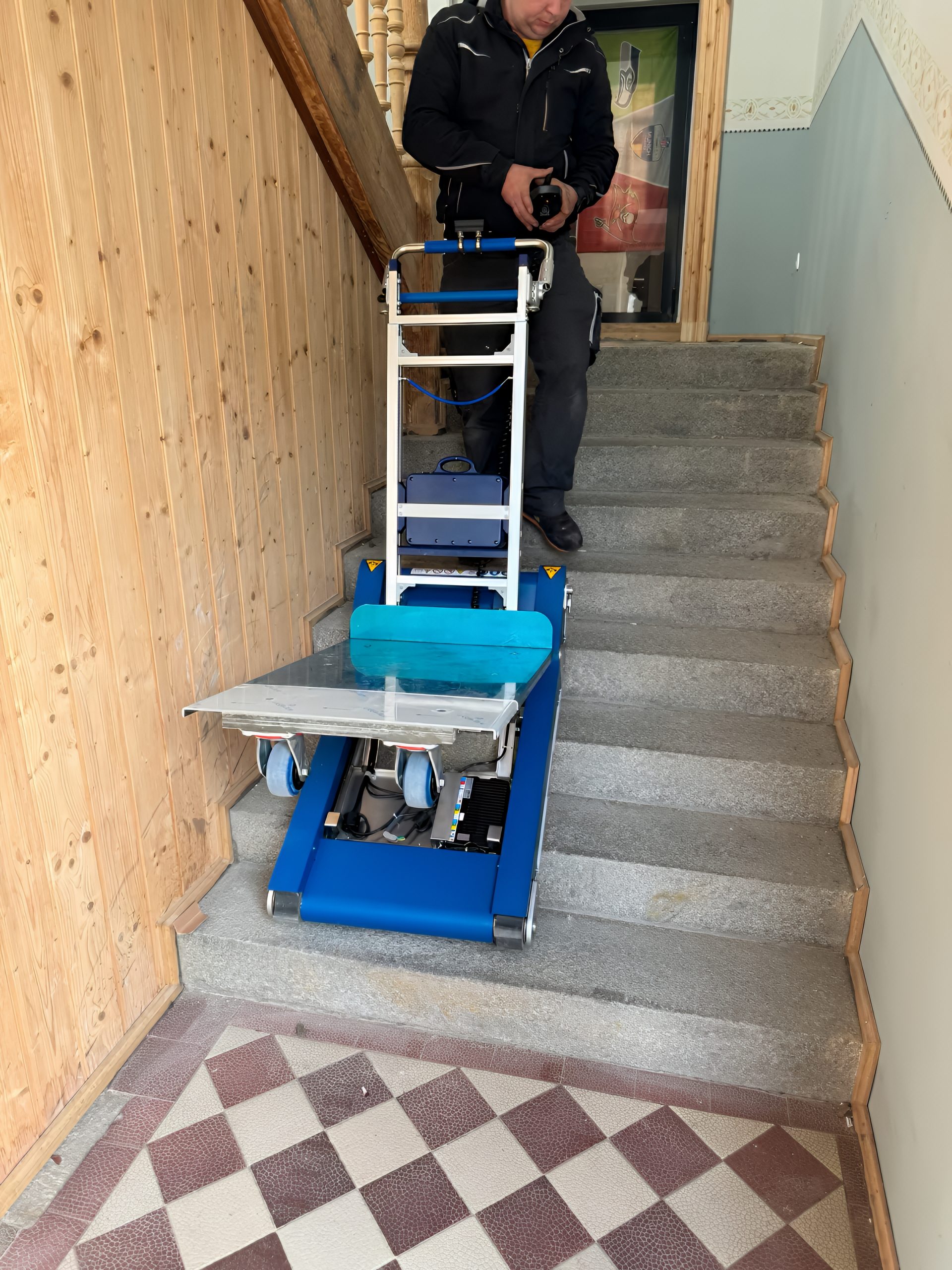 Treppensteiger transportiert schwere Last sicher die Treppe hinunter