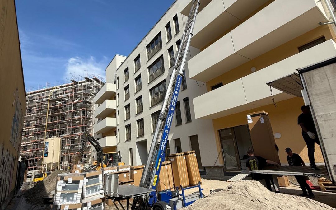 Küche mit Möbellift befördert – mitten in Leipzig Zentrum